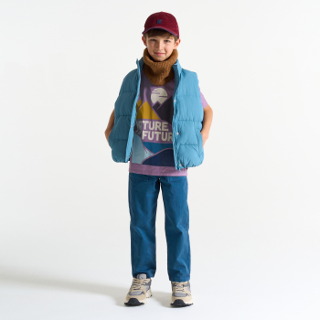 تي شيرت باللون البنفسجي، مُزيَّن بعبارة للفتيان